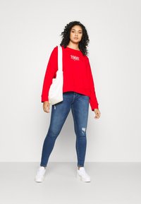 ONLY Carmakoma CARLAOLA LIFE - Ļoti pieguloši džinsi - medium blue denim