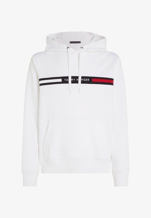 Valkoinen huppari, jossa on etupuolella kengurupocket, nyörillä säädettävä huppu ja musta-punainen raidallinen västripiiri, jossa lukee "TOMMY HILFIGER."