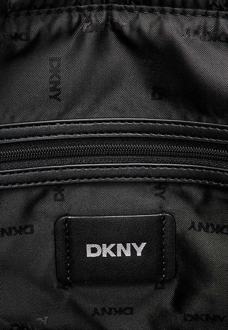 Schwarze DKNY-Tasche mit einem Innenraum aus glattem Stoff und geprägtem Logo-Muster. Mit Reißverschluss versehenes Fach mit einem strukturierten Leder-Logo-Patch.