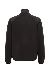 Zwarte fleece jack met hoge kraag, voorzien van geborduurde "223" en "OFF PITCH" tekst in bordeauxrood, een gladde textuur en elastische mouwen.