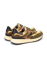 Zapatillas de ante en verde oliva y marrón con una entresuela texturizada color crema, acentos en negro y cordones trenzados. Presenta paneles de colores distintivos y branding.