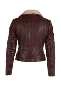 Braune Lederjacke mit Lammfellkragen, Steppung an den Ärmeln und dekorativen Nähten am Rücken. Maßgeschneiderter, verkürzter Schnitt.