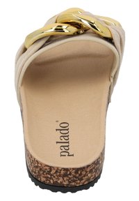 Sandale plateforme beige avec une semelle en liège, dotée d'une lanière en tissu torsadé et d'un accent en chaîne dorée sur la zone des orteils. Nom de la marque "palado" visible.