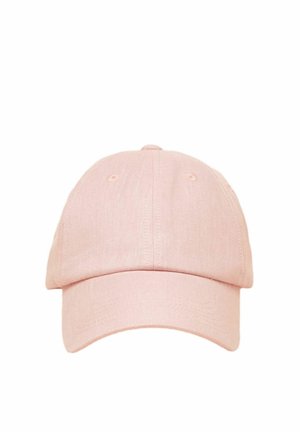 Lyserød bomuld baseballkasket med buet skygge og syede ventilationshuller, set forfra mod en hvid baggrund.