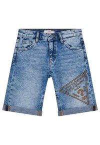 Shorts en denim bleu clair avec une finition délavée. Comprend cinq poches, des revers roulés et un grand logo triangulaire marron à l'avant.
