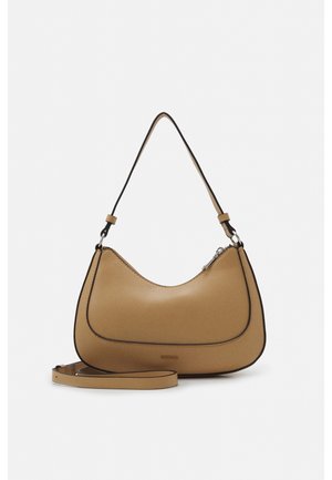 Sac à main couleur cuir clair en forme de croissant, bordure noire, poignée courte et bandoulière longue amovible sur fond blanc.