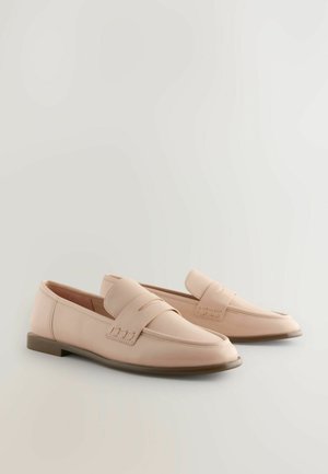 Vaaleanpunaiset nahka-mokkasiinit, joissa on tikattu yksityiskohta ja matala ruskea korko. Varustettu littealla, sileällä pohjalla ja pyöristetyllä varvastyylillä.