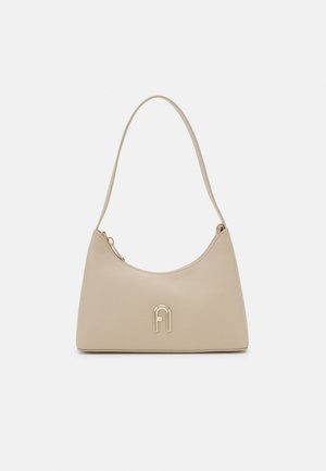 Sac à main en cuir beige avec une seule bandoulière et un petit logo en métal au centre sur le devant.