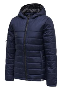 Chaqueta acolchada de color azul marino con capucha, que cuenta con cremallera en la parte delantera, bolsillos laterales y puños elásticos. Incluye detalles de logo y marca en la cremallera.
