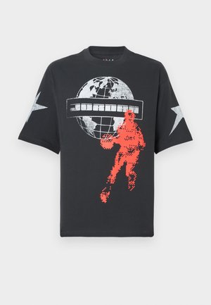 Μαύρο βαμβακερό t-shirt με μεγάλο λευκό γραφικό υδρόγειου, ασημένια αστέρια στα μανίκια και ένα pixel-αρτυμένο σχέδιο παίκτη καλαθοσφαίρισης σε κόκκινο χρώμα.