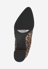 Chaussure à talon haut en imprimé léopard avec un design à bout pointu et une semelle noire lisse. Marque visible sur le côté intérieur de la semelle.