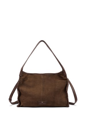 Borsa a tracolla in suede marrone con bordi cuciti, manico superiore singolo e tracolla laterale regolabile su sfondo bianco.