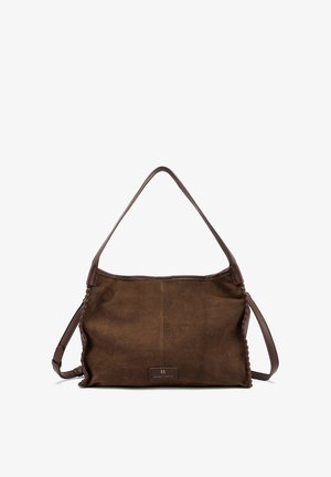 Borsa a tracolla in suede marrone con bordi cuciti, manico superiore singolo e tracolla laterale regolabile su sfondo bianco.