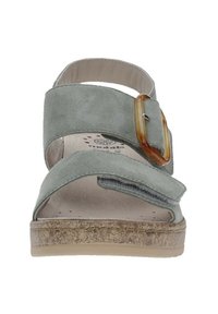 Sandal in suede verde con due larghe cinghie e una fibbia decorativa color ambra. Suola in sughero e soletta testurizzata per il massimo comfort.