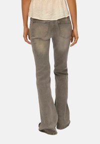 U-formede grå denim jeans med en falmet finish, fem-lomme design og synlige syninger, vist fra bagpå.