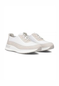 Sneakers sznurowane w białym i jasnobeżowym kolorze, z perforowanego materiału syntetycznego, wyściełanym kołnierzem oraz grubą białą podeszwą.