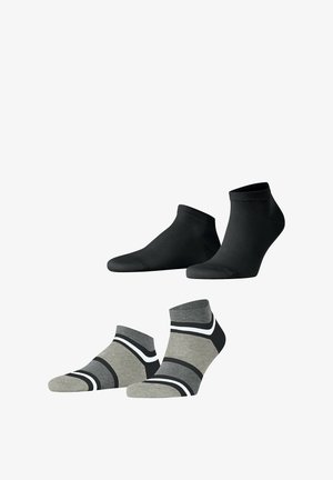 Deux paires de chaussettes de cheville : une noire unie avec une texture côtelée ; une grise et noire avec des rayures horizontales et des accents blancs.