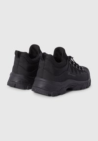 Schwarze Wanderschuhe mit strukturiertem Mesh und synthetischem Obermaterial, ausgestattet mit zwei Zuglaschen und einer robusten Gummisohle für besseren Halt.