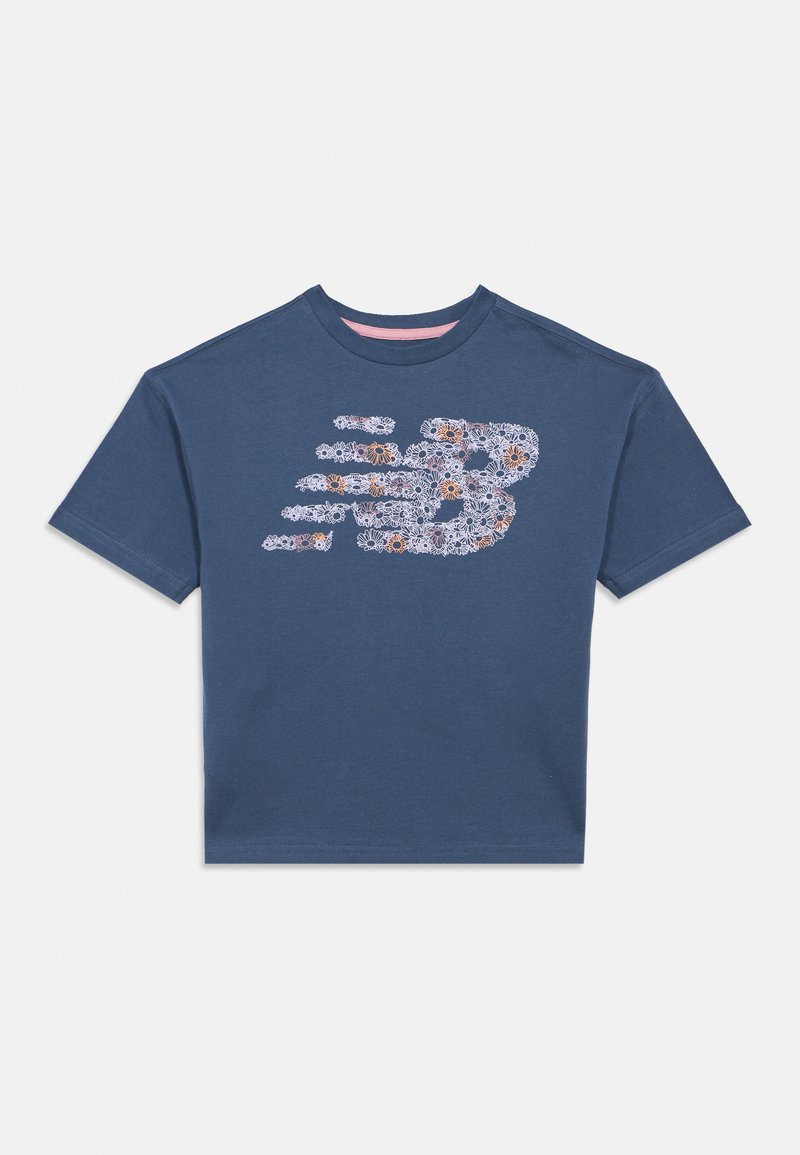 Camiseta de manga corta azul marino con un logo floral de New Balance en tonos blancos y melocotón centrado en el pecho.
