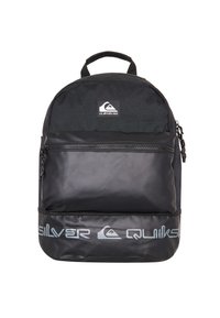 Mochila negra con una parte superior de tela texturizada y una sección inferior de material sintético suave. Presenta un bolsillo frontal con cremallera y un logo en la parte superior.