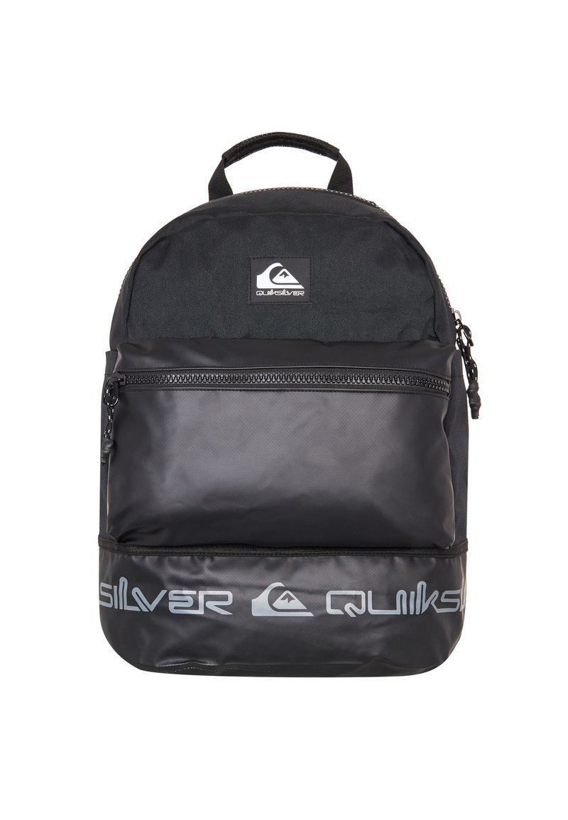 Mochila negra con una parte superior de tela texturizada y una sección inferior de material sintético suave. Presenta un bolsillo frontal con cremallera y un logo en la parte superior.
