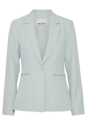 Blazer verde claro hecho de una tela suave, con cierre de un solo botón, solapas con muesca y dos bolsillos frontales.