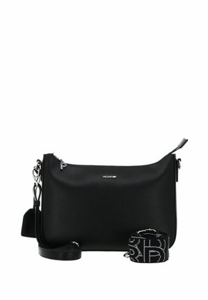 Zwart leren crossbody tas met een textuurafwerking, zilverkleurige hardware, afneembare handgreep en logo-accent. Inclusief een bijpassende gestreepte schouderriem.