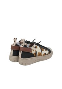 Sneaker nera e crema con un pannello testurizzato a macchie, dettagli in pelle e una suola in gomma beige dalla forma curvata e design con lacci.