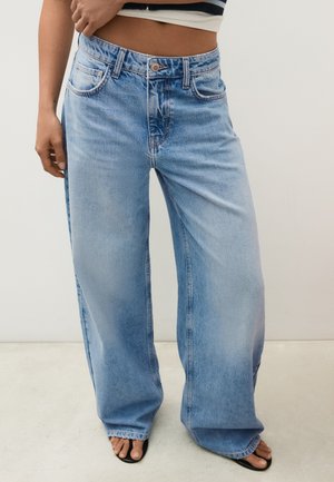 Bershka, RIPPED HIGH-WAIST WIDE-LEG - JEANS - Jean flare - light blue