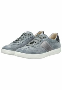Sneakers in suede grigio con un accento in pelle liscia, lacci testurizzati, punta rotonda e suola in gomma bianca. Design casual con dettagli sottili.