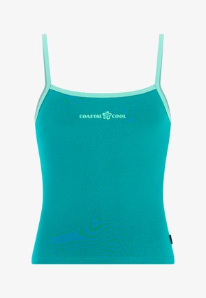 Turkusowy top na ramiączkach z jasnooliwkowymi paskami i lamówką, na środku biały napis "COASTAL COOL" z grafiką kwiatu hibiskusa.