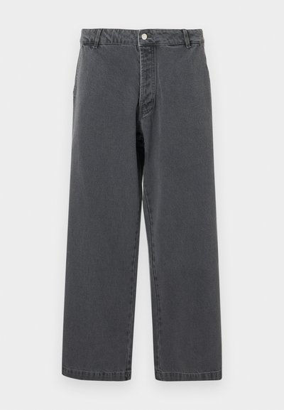 Γκρι παντελόνι τζιν με ίσια γραμμή, κλείσιμο με κουμπί και κλασικό στυλ με πέντε τσέπες. Το ύφασμα έχει ελαφρώς υφή στην επιφάνεια.