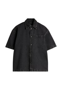 Camicia nera in denim a maniche corte con colletto, bottoni frontali e una tasca sul petto. Tessuto sdrucito e vestibilità rilassata.