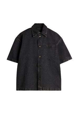 Zwarte denim overhemd met korte mouwen, een kraag, knopen aan de voorkant en een enkele borstzak. Versleten textuur en een relaxte fit.