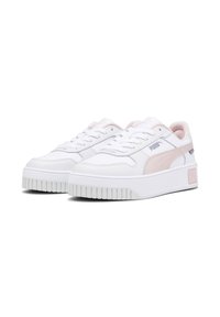 Sneakers bianche con dettagli rosa e grigi, dotate di una parte superiore liscia simile alla pelle, chiusura con lacci e suola in gomma con righe.