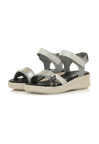 Sandalias de imitación de cuero gris con múltiples cintas, un acabado texturizado y suela de plataforma. Presenta un diseño de tiras cruzadas y acentos de leopardo.