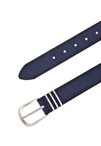 Ceinture en cuir bleu marine au toucher lisse, dotée d'une boucle en métal argenté et d'un passant avec trois rayures horizontales, plusieurs trous d'ajustement.