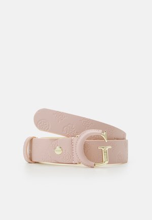 Lichtroze leren riem met gegraveerde bloemmotieven en een gouden G-vormige gesp op een witte achtergrond.