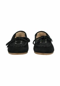 Par de mocasines de gamuza negra con detalles cosidos y cordones atados, vistos desde el frente sobre un fondo blanco.