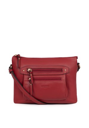 Czerwona skórzana torba na ramię z regulowanym paskiem, dwoma przednimi kieszeniami na zamek i tłoczonym logo marki na przedniej kieszeni.