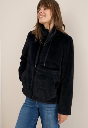 Veste en fausse fourrure noire avec un col haut, fermeture éclair et détails à cordon. Texture douce, deux poches avant et coupe décontractée.