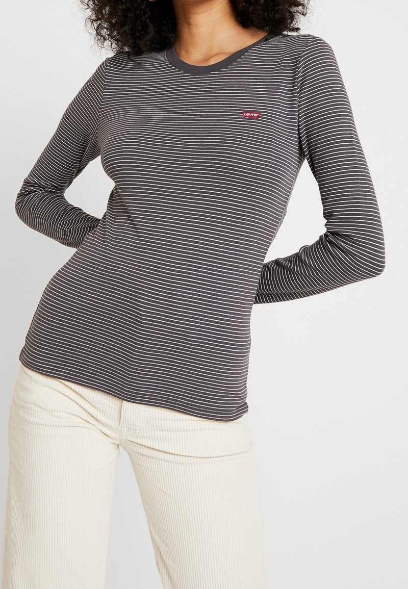 Mörkgrå randig skjorta med lång ärm tillverkad av mjukt tyg, med rundad halsringning och en röd Levi's-logotyp på bröstet.