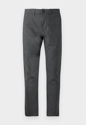 Pantalons sur mesure gris foncé avec une texture subtile, coupe droite, fermeture à bouton et passants de ceinture. Fini lisse, adapté à une tenue formelle ou décontractée.