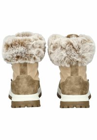 Botas de senderismo beige con un cuello de pelo sintético, parte trasera de ante marrón texturizado y suelas de goma resistentes para mayor tracción. Vista trasera que muestra el diseño superior.
