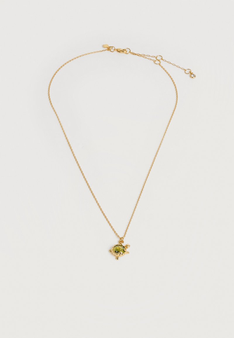 Λεπτό χρυσό κολιέ με μικρό μενταγιόν σε σχήμα χελώνας, με σώμα από πράσινη πολύτιμη πέτρα και χρυσά πόδια και κεφάλι.