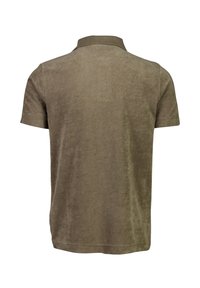 Polo a maniche corte verde oliva con colletto a coste e texture morbida e vellutata; presenta un orlo dritto e dettagli minimi.