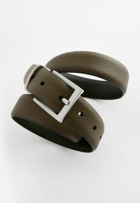 Brązowy skórzany pasek o teksturowanym wykończeniu, z metalową klamrą w kolorze srebrnym i wieloma otworami do regulacji. Gładkie krawędzie i elastyczny design.