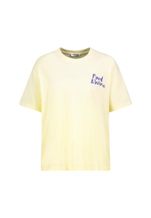 Hellgelbes T-Shirt mit kurzen Ärmeln, rundem Halsausschnitt und lila Schriftzug "Food & Wine" auf der linken Brust.