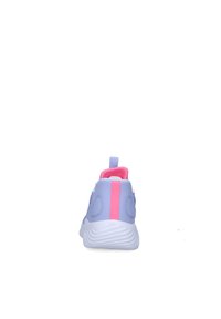 Baskets de sport violettes et roses avec une semelle en caoutchouc, un col rembourré et une languette à l'arrière. Texture lisse avec une bande rose contrastante.
