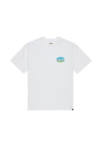 Weißes Baumwoll-T-Shirt mit kurzen Ärmeln. Auf der Vorderseite befindet sich ein blaues und grünes grafisches Logo auf der linken Brust. Gerade Passform, Rundhalsausschnitt.